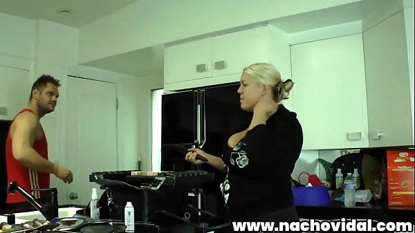 Ella es una ucraniana preciosa, una rubia de esas de las que si la ves, no podrías hacer otra cosa que abrir la boca, tiene una simpatía que no parece propia de las mujeres del Este.