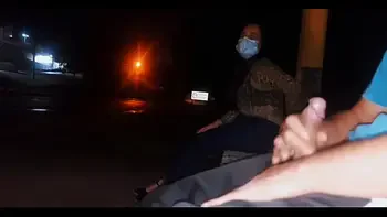 Sério !! Eu corro o risco de colocar meu pau na frente dessa mulher esperando o ônibus ... Como ela vai reagir?