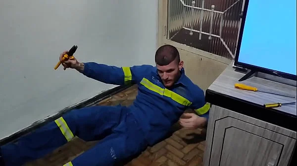 a russah chamou o eletricista para arrumar sua tv e pagou com sexo