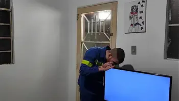 a russah chamou o eletricista para arrumar sua tv e pagou com sexo