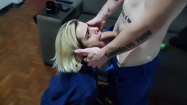 o cartao dela nao passou ela pagou chupando o pau do eletricista