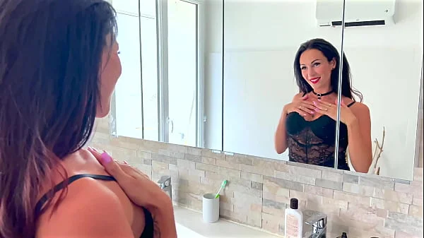 La jeune Shasha se tape deux grosses queues !