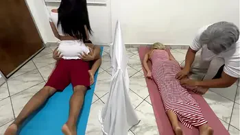 Mujer Masajista Sexy se Folla al Marido en Masaje en Pareja al Lado de su Esposa NTR JAV