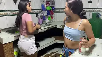 me caliento con mi vecina cuando nos encontramos en el cuarto y terminamos follando nuestros coños