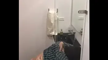 descubro a mis amigos en el baño por los fuertes gemidos