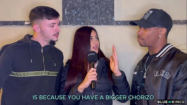 Andrea Lux entrevista a dos chicos en la calle y se los folla en el hotel