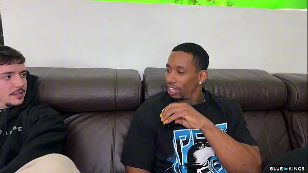 Se folla a sus 3 amigos por separado en la misma casa sin que se enteren