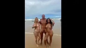Conheci 2 amigas, uma loira e uma morena na praia de Salvador e gozei na bucetinha delas.