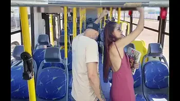 Estudande sendo encoxada por velho no onibus em público!