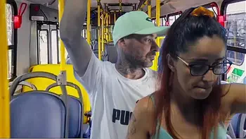 Jovem estudante leva encoxada dentro onibus!