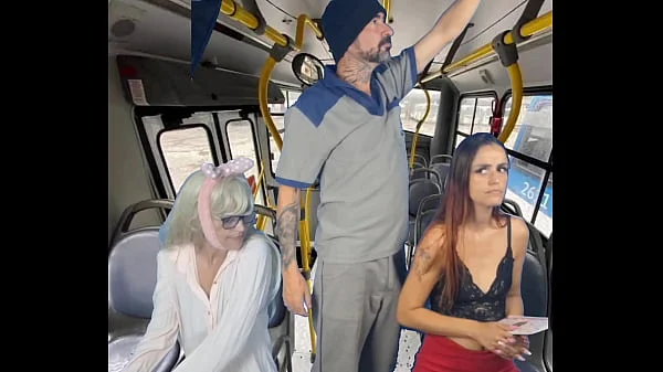 Trabalhador tira pau pra fora e encoxa mulheres dentro do ônibus em público!