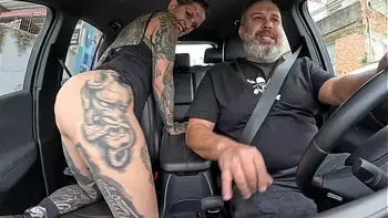 A tatuada Naty Loka pegou a carona e deu o cú no pelo para o motorista
