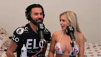 Huney Baked Melons folla con Elo Podcast en medio de la entrevista