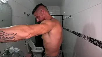 Russah chega em nossa casa e quer fuder o tempo todo até no chuveiro ela pega o dotado