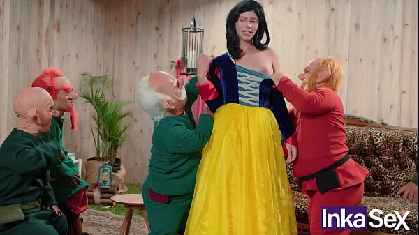Blanca Nieves se pierde en el bosque y es follada por los 7 enanos.
