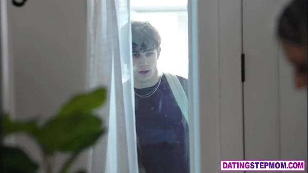 Busty MILF stepmom wants to breed badly because it is the season