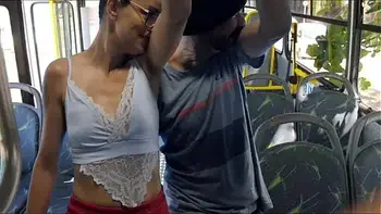 Estudante é encoxada e fudida por um estranho dentro do ônibus!