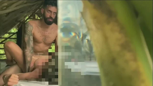 Hago masajes en la playa a las turistas para ganarme la vida y les pongo buena musica