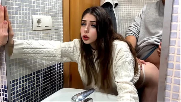 Mi casero viene a cobrar el alquiler, mientras mi novio esta en la cocina mi casero me folla ido en el baño