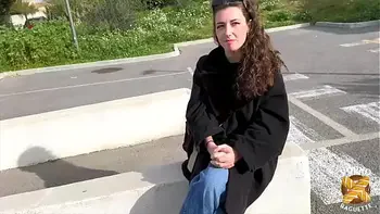 Livia, jeune bombasse, veut se faire bien baiser