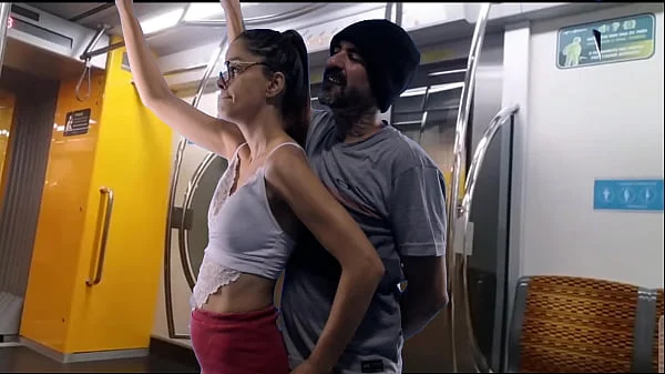 Novinha sendo encoxada e fudida no transporte público ( trem)