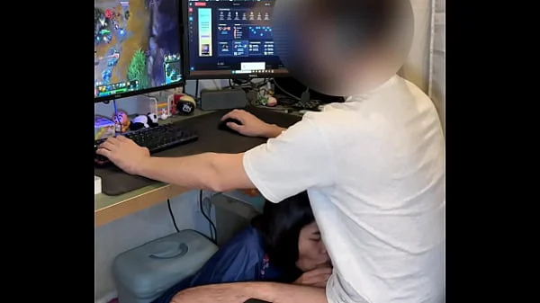 Une fan KCORP me suce pendant ma game, je dois AFK pour la baiser #KCWIN