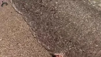 HORNY BABE DOUBLE SQUIRT WHILE JOGGERS RUN BY ON THE BEACH | LaraJuicy