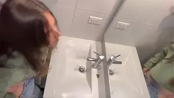 Descubro a la amante de mi marido en mi armario, ahora también me la follo!!