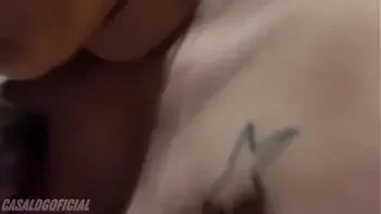 Sexo caseiro com um amigo do meu marido no motel dei bem gostoso, rolou até uma DP