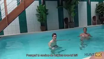 HUNT4K. El dueño del pequeño centro de spa seduce a la perra morena