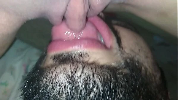 Presente de aniversário  Leo Skull  me acordou levando uma chupada gostosa na buceta até chegar o orgasmo. Veja mais em xv red.