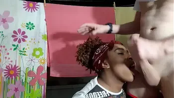 Novinho me pega na lavanderia e joga porra na minha cara (Completo no red)