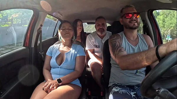 Ted pegou uma carona com o casal Mari e Chell e ganho uma novinha no banco de trás - Candy Debby