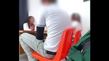 MAESTRA MEXICANA Poniendo Examen Extraordinario a Estudiantes en el salón! HAY OTRA Manera de Pasar MAESTRA? Les pide Cuerpo para pasar la Materia!