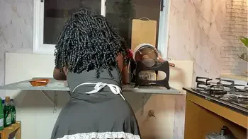 EMPREGADA NEGRA FODE NO PELO COM O FILHO JOVEM DO PATRÃO.