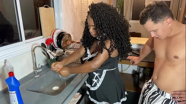 EMPREGADA NEGRA FODE NO PELO COM O FILHO JOVEM DO PATRÃO.