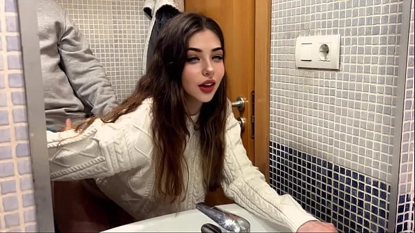 sexo duro con mi jefe en el baño, queda todo grabado