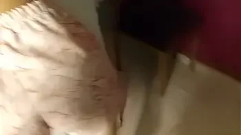 El pendejo de mi padrastro me visita por las noches para follarme mi colita rosadita