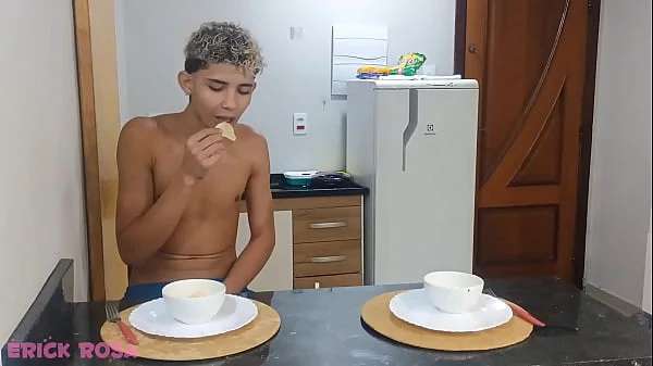 Minha madrasta safada não perdeu tempo e caiu de boca na minha piroca