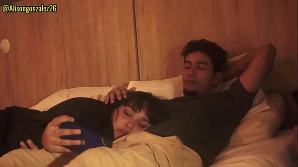 Mirando una pelicula con mi padrastro y sin querer me trague su pene (casi nos descubren)