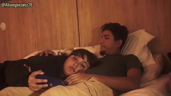 Mirando Netflix con mi hermanastra pero no pude evitar meter mi pene en su boca, casi nos descubren!!