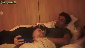 Mirando Netflix con mi hermanastra pero no pude evitar meter mi pene en su boca, casi nos descubren!!