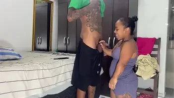 Fodendo a mini buceta da anãzinha e o cozinho dela pela primeira vez. (COMPLETO NO RED E NO CHER)