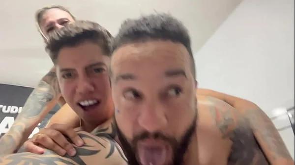 Aquele sexo gostoso sentindo a socada ate o fim no cu e na buceta no pelo ate gozar juntos !