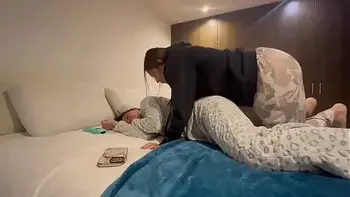 La empleada de mi esposo me toca en el baño y en la noche me pega su culo de lesbiana rica, cuando mi marido no esta...