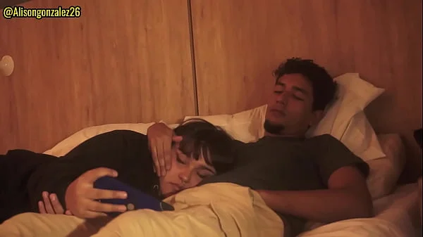 Tengo sueño hermanastro, dejame acostarme en tus piernas, pero no metas tu pene en mi boca por favor!!