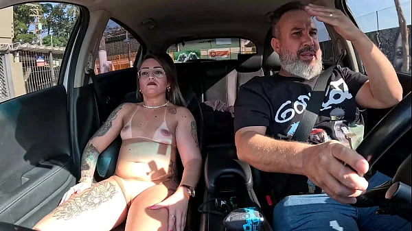 Mais levando ferro no cuzinho durante a carona - Loirinha Do Desejo