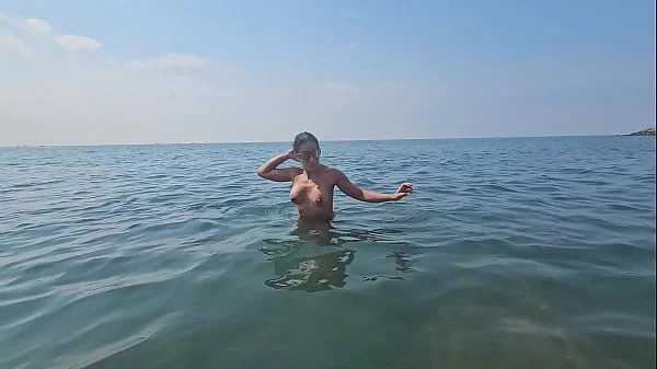 chat on the beach between voyeurs and passers-by