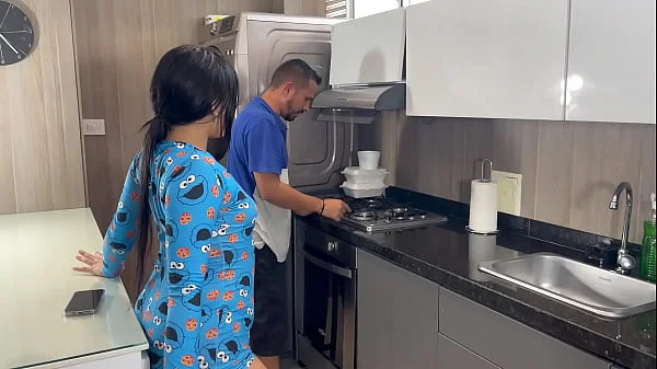 I seduce the plumber in my pajamas because my husband doesn't fuck me every day - Mia Montielth