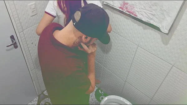 Safada fode com desconhecido no banheiro de um barzinho!